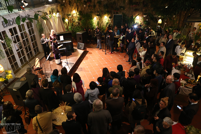 แนะนำคอลเลคชันชุดอ๋าวหย่ายโบราณผ่านศิลปะจัดวางมัลติมีเดีย